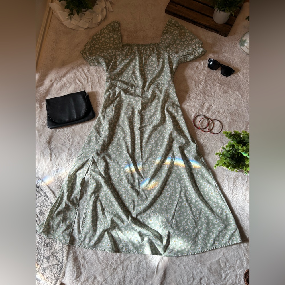 Long spring dress, light green with daisies
